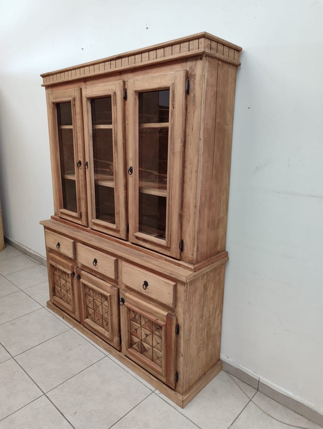 VITRINA 3 PUERTAS DE MADERA