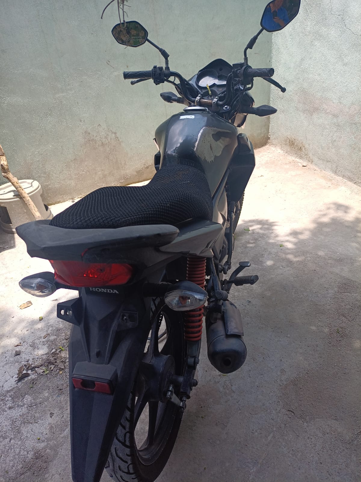 MOTOCICLETA HONDA CB110 2016 COLOR GRAFITO (KM 74,783) factura de agencia