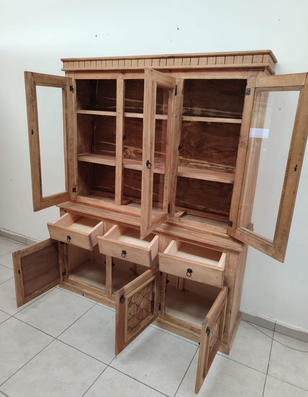 VITRINA 3 PUERTAS DE MADERA